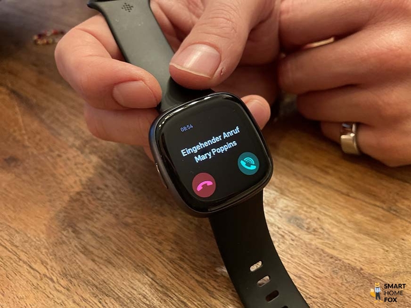 Вы можете увидеть входящий звонок на Fitbit Versa 4.